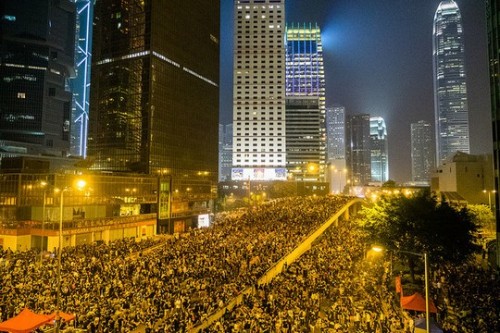 דיווח ישיר מהונג קונג: משתלטים על כבישים, דורשים בחירות חופשיות