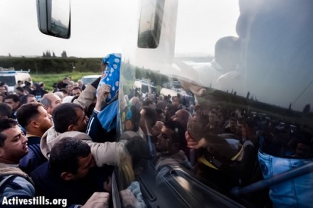 פועלים פלסטינים עולים על אוטובוס מופרד במחסום אייל (אורן זיו / אקטיבסטילס)