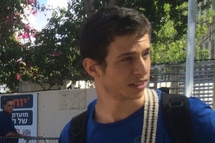 אודי סגל בכניסה ללשכת הגיוס (צילום: סרבניות נגד הכיבוש)