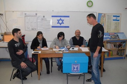 מצביעים בבחירות, 2013 (udi Steinwell, ויקימדיה CC BY 2.5)
