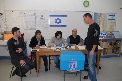 מצביעים בבחירות, 2013 (udi Steinwell, ויקימדיה CC BY 2.5) מצביעים בבחירות, 2013 (udi Steinwell, ויקימדיה CC BY 2.5)