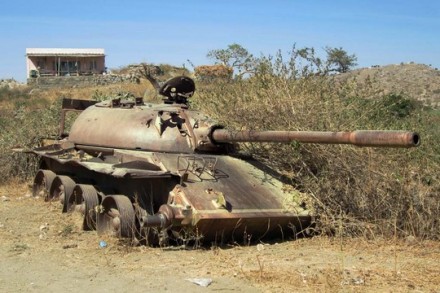 טנק סובייטי נטו בצד הדרך באריתריאה, שריד למלחמת 1991 באתיופיה (דיוויד סטנלי)
