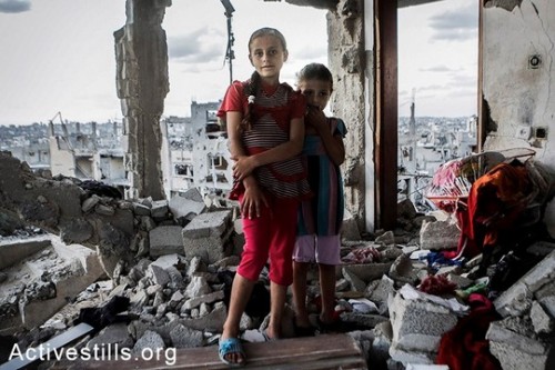 סאנאבל, בת 10 ואחותה היפא, בת 6, משכונת שג׳יעה. שתיהן מתגעגעות מאוד לצעצעים המשותפים שלהן. אן פאק/אקטיבסטילס