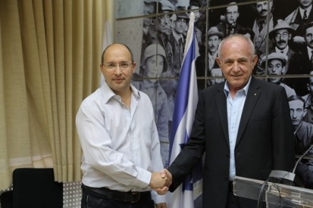צביקה אורן, יו"ר נשיאות הארגונים העסקיים, ואבי ניסנקורן, יו"ר ההסתדרות, בטקס חתימת הסכם העלאת שכר מינימום (דוברות ההסתדרות, אורן כהן)