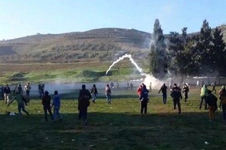גז מדמיע בחצר בית הספר בכפר בורין (צילום: זאכריה סדה מרבנים למען זכויות האדם)