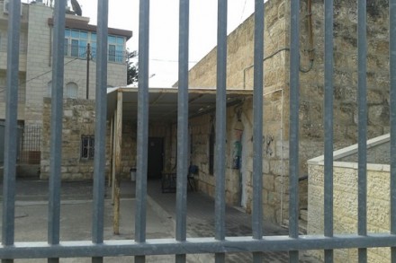 הכוך אליו הועברו שלוש כיתות יסודי בג'בל מוכבר בשל מחסור בכיתות לימוד