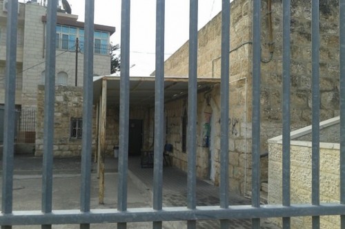 הכוך אליו הועברו שלוש כיתות יסודי בג'בל מוכבר בשל מחסור בכיתות לימוד