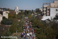 אלפים בצעדת קהילת בתי הספר הדו-לשוניים "יד ביד". (אורן זיו/אקטיבסטילס)