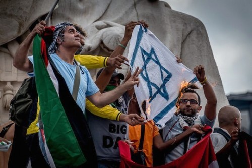 הפגנה בצרפת נגד המתקפה הישראלית על עזה (צילום: Alain Bachellier CC BY-NC-SA 2.0)