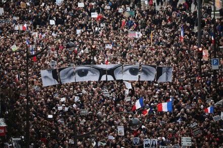 עצרת לזכר הרוגי הפיגועים בפריז. בתמונה: עיניו של מאייר במגזין שארלי הבדו (Ben Ledbetter Archetect CC BY 2.0)