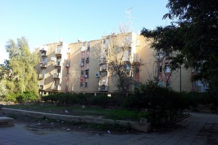 שכונה ה', באר שבע. שכונה ענייה בה משלמים ארנונה יקרה והיא חביבה על ספסרי הדירות לדירות המצולמות אין קשר לכתבה. (דני בלר)