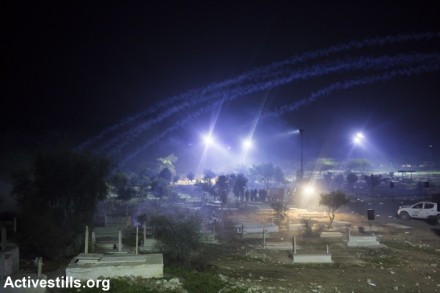 גז מדמיע בבית הקברות של רהט, בהלווית סמי אל-ג'אער (אורן זיו / אקטיבסטילס)