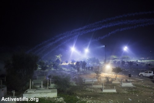 גז מדמיע בבית הקברות של רהט, בהלווית סמי אל-ג'אער (אורן זיו / אקטיבסטילס)