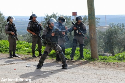 שוטרי מג"ב יורים גז מדמיע בהפגנה בכפר קדום (יותם רונן / אקטיבסטילס)