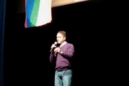 ראש עיריית באר שבע, רוביק דנילוביץ', מברך את הקהילה בערב חנוכת הבית הגאה בבאר שבע (צילום: באדיבות דני ווקס)