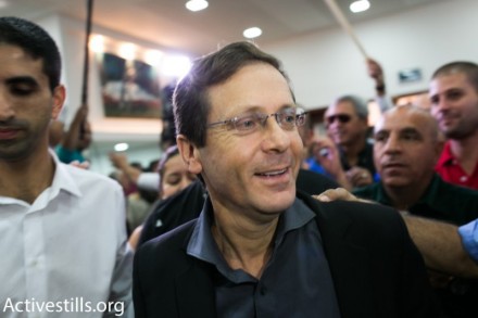 יו"ר מפלגת העבודה יצחק הרצוג באירוע בחירות (צילום: אקטיבסטילס)