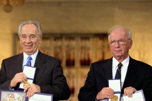 יצחק רבין ושמעון פרס בקבלת פרס נובל לשלום (סער יעקב, לעמ CC BY-SA 3.0)