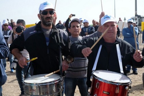 עובדי כי"ל מפגינים בצומת בית קמה (יותם רונן / אקטיבסטילס) עובדי כי"ל מפגינים בצומת בית קמה (יותם רונן / אקטיבסטילס)