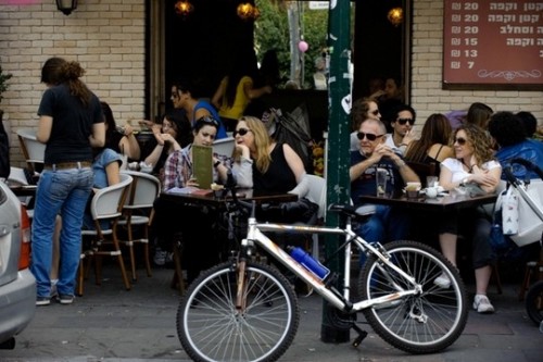 סיפור קצר: מרגלת בבית הקפה תל אביב 