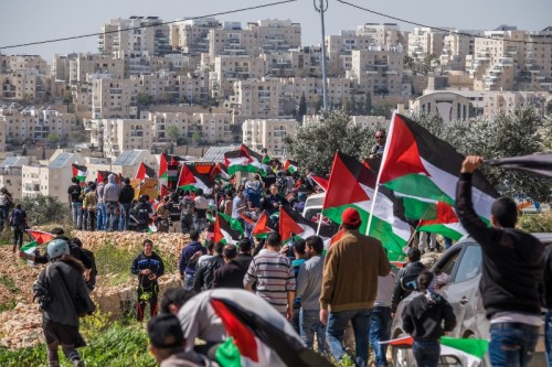 צעדת עשור למאבק בלעין מגיעה לחומה ליד ההתנחלות מודיעין עלית (יותם רונן / אקטיבסטילס)