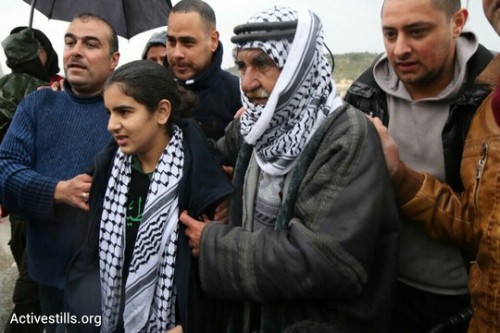 מלאכ אלח'טיב ואביה במחסום ג'בארה. חוזרת הביתה. 13 בפברואר 2015 (אחמד אל-באז/אקטיבסטילס)
