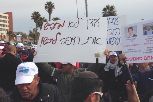 עובדים ממפעלים בדרום חוסמים את הכניסה לערד (צילום: דוברות ההסתדרות) עובדים ממפעלים בדרום חוסמים את הכניסה לערד (צילום: דוברות ההסתדרות)