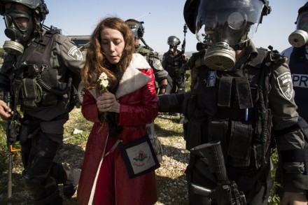 מעצר מפגינה, בלעין (קרן מנור / אקטיבסטילס)