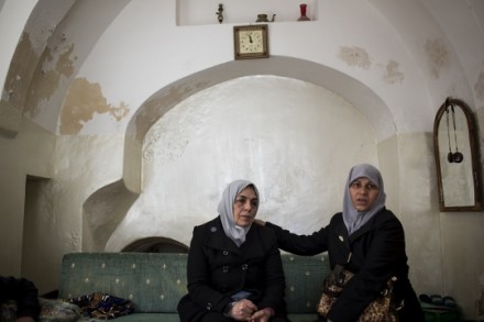 נשות משפחת סוב לבן בביתן, בעיר העתיקה, ירושלים (טלי מאייר / אקטיבסטילס)