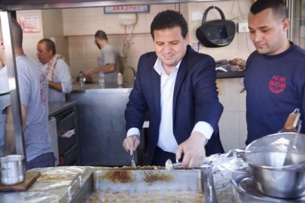 יו"ר הרשימה המשותפת איימן עודה במהלך סיור בחירות (צילום: יח"צ הרשימה המשותפת)