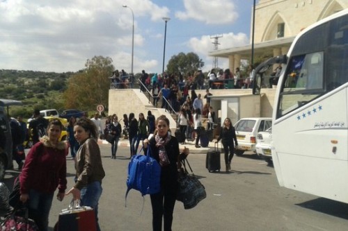 סטודנטים באוניברסיטת ג'נין עולים לאוטובוסים כדי להצביע בישראל (צילום: הרשימה המשותפת)