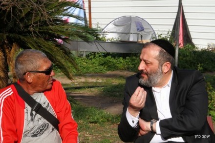 אריה דרעי מבקר את השקופים במאהל ארלוזורוב (צילום: יעקב כהן)
