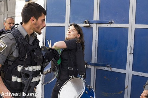 שוטר מג"ב מנסה להחרים תוף מאחת המפגינות (מרייקה לאוקן וקרן מנור/אקטיבסטילס)