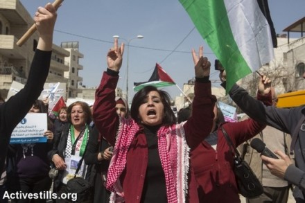 יום האשה 2015. כאלף נשים הפגינו בצד הפלסטיני של מחסום קלנדיה נגד הכיבוש (אן פאק/אקטיבסטילס)