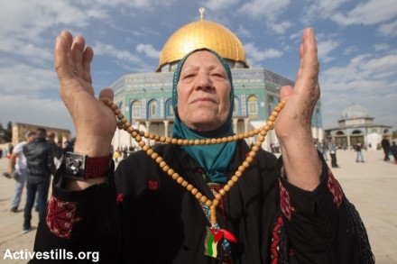 אישה פלסטינית בתפילת יום שישי (פאיז אבו-רמלה / אקטיבסטילס)