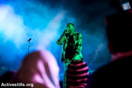 הזמר תאמר נפאר על הבמה. פסטיבל דהמש לקראת הדיון הגורלי בבג"ץ (יותם רונן/אקטיבסטילס)