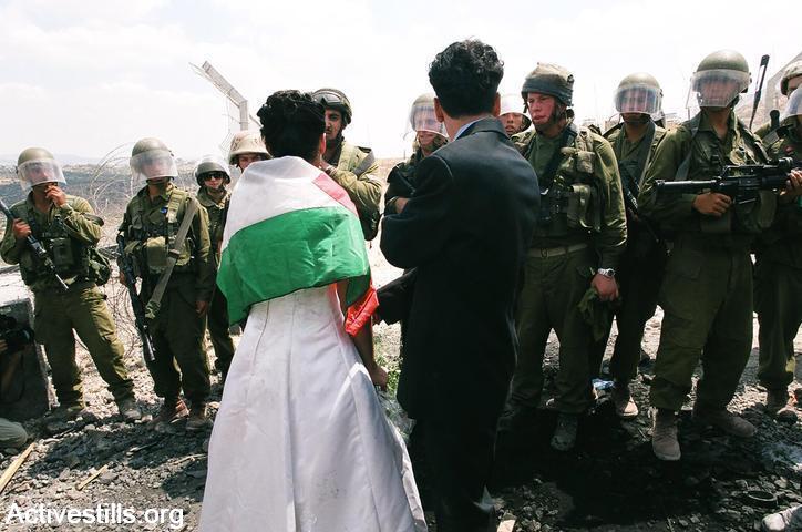 חתונה והפגנה בבלעין, 2007 (קרן מנור / אקטיבסטילס)
