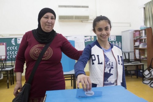 ראיסה איברהים ובתה. מצביעות ביפו (אורן זיו/אקטיבטסילס)