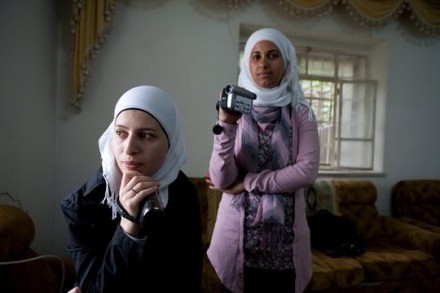 שדא אל חדאד (משמאל) וצלמת מתנדבת נוספת של בצלם בחברון (צילום: טום פילסון, קריסטיאן אייד)