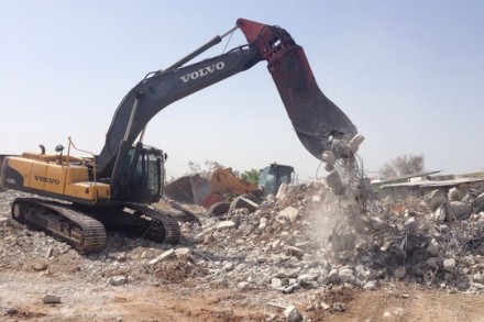 תושבי הכפר דהמש מפנים את הריסות הבתים (רמי יונס)