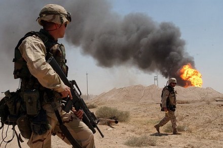 חיילים אמריקאים ליד באר נפט בוערת, עיראק, 2003 (חיל הים האמריקאי)