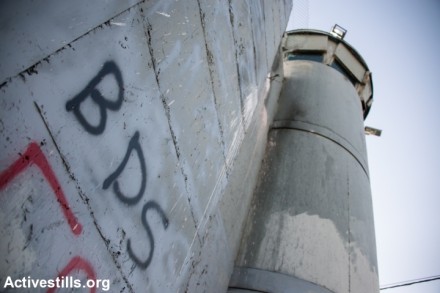 גרפיטי שקורא לחרם על חומת בית לחם (ריאן רודריק ביילר / אקטיבסטילס)