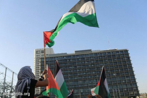 אלפי מפגינים פלסטינים מילאו את כיכר רבין בתל אביב בהפגנה במחאה נגד מדיניות הריסות הבתים של המדינה בציבור הערבי. 28 באפריל 2015 (אורן זיו/אקטיבסטילס)