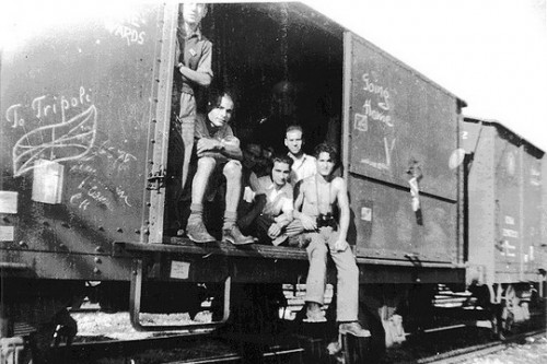 יהודים ניצולי ברגן-בלזן חוזרים ללוב בסוף המלחמה (מקור: יד ושם)
