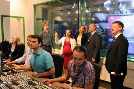 ולדימיר פוטין מבקר בחדר הקונטרול של ערוץ החדשות "רוסיה היום" (צילום: הקרמלין)