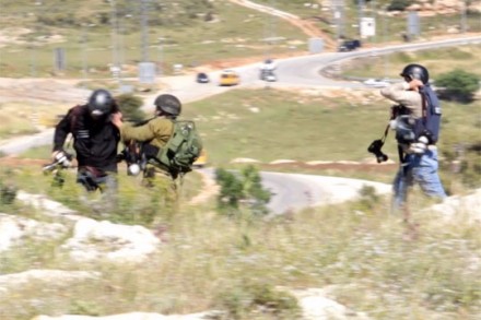 חיילים תוקפים צלמי עיתונות במהלך הפגנה בנבי סלאח. 24 באפריל 2015 (צילום מסך מתוך סרטון של מיקי קרצמן/אקטיבסטילס)
