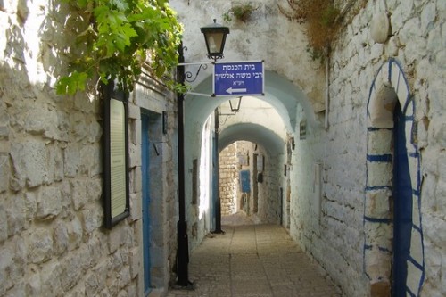 מתחדרת, מתכווצת, ומחזיקה תקווה. צפת (מקור: ויקימדיה קומונס)