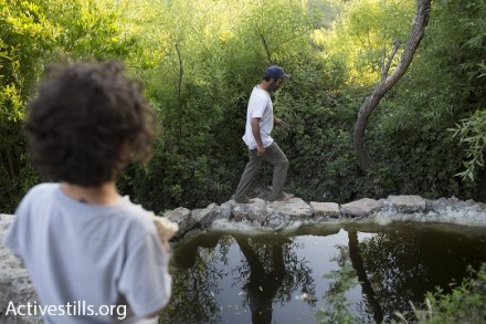 יניב דדון במעיין ליד האוהל המשפחתי (אורן זיו / אקטיבסטילס)