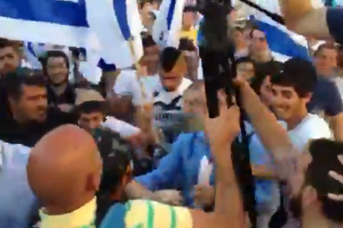 משתתפי מצעד הדגלים תוקפים צלמי עיתונות פלסטינים (מתוך סרטון של אלחנן מילר, Times of Israel)