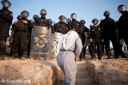 שוטרים ותושב בדואי בזמן פינוי הכפר אל-ערקיב (אקטיבסטילס)