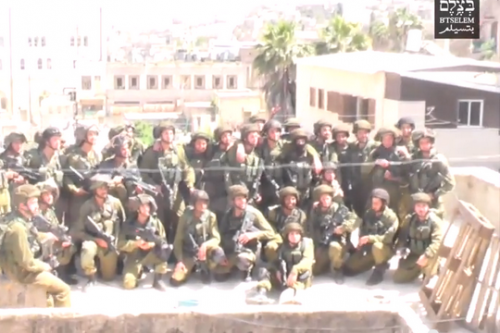 תמונה קבוצתית של חיילים על גג בית משפחת אבו-חיה (בצלם)